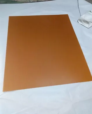 Saiba por que o fenolite é crucial para a isolação na solda por alta frequência, aprenda a identificar sinais de desgaste e evite paradas na produção.